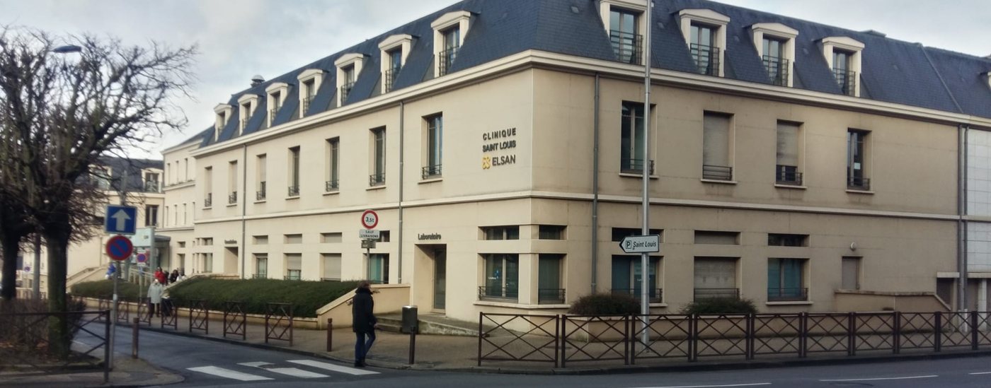 Façade de la Clinique Saint-Louis, rue Saint-Louis à Poissy